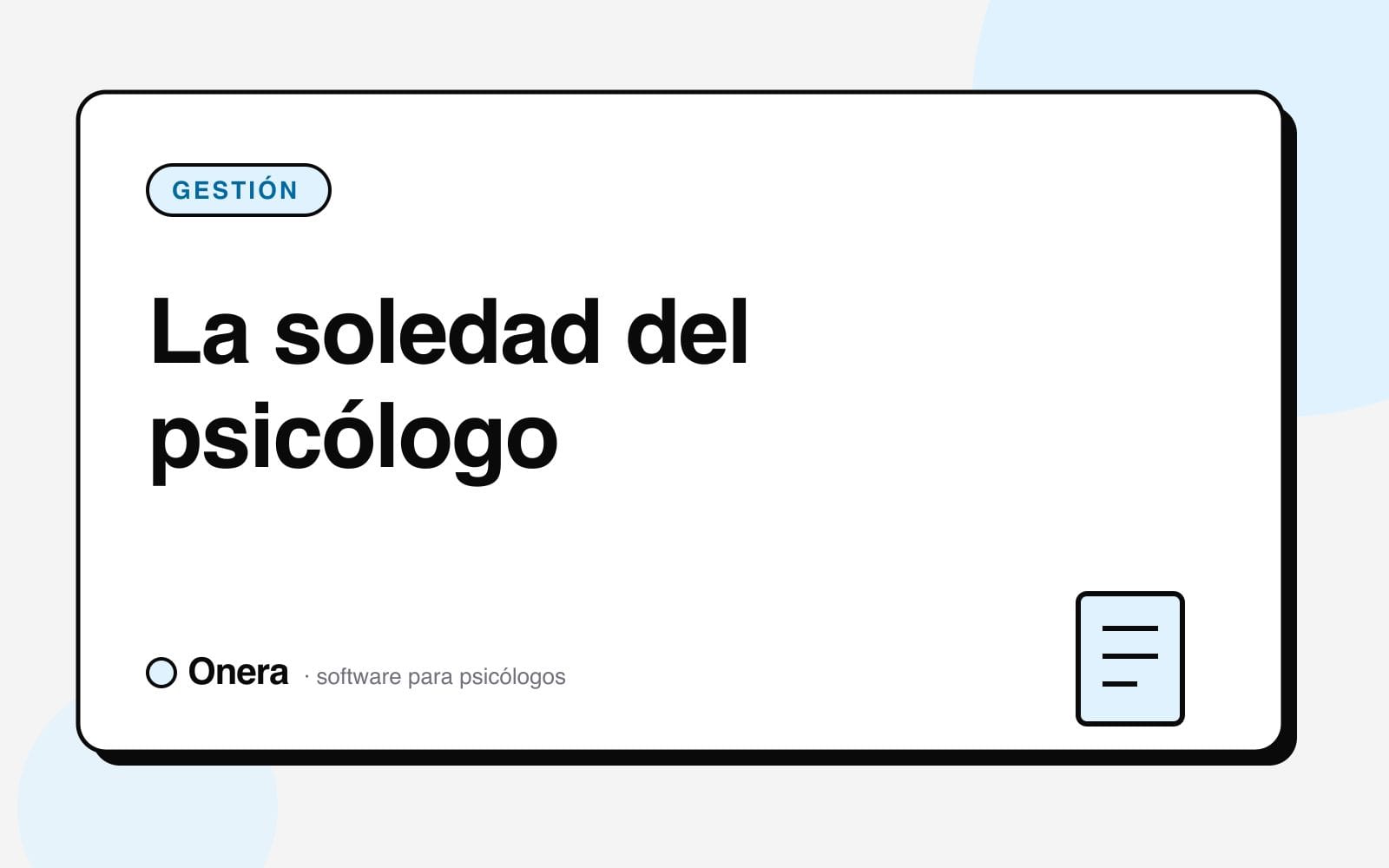 Psicóloga sola en su consulta al terminar la jornada, después de un día de sesiones